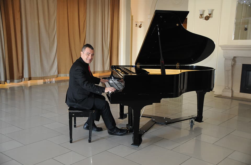 Frank Baggetta playing accordion at a Toronto wedding ceremony