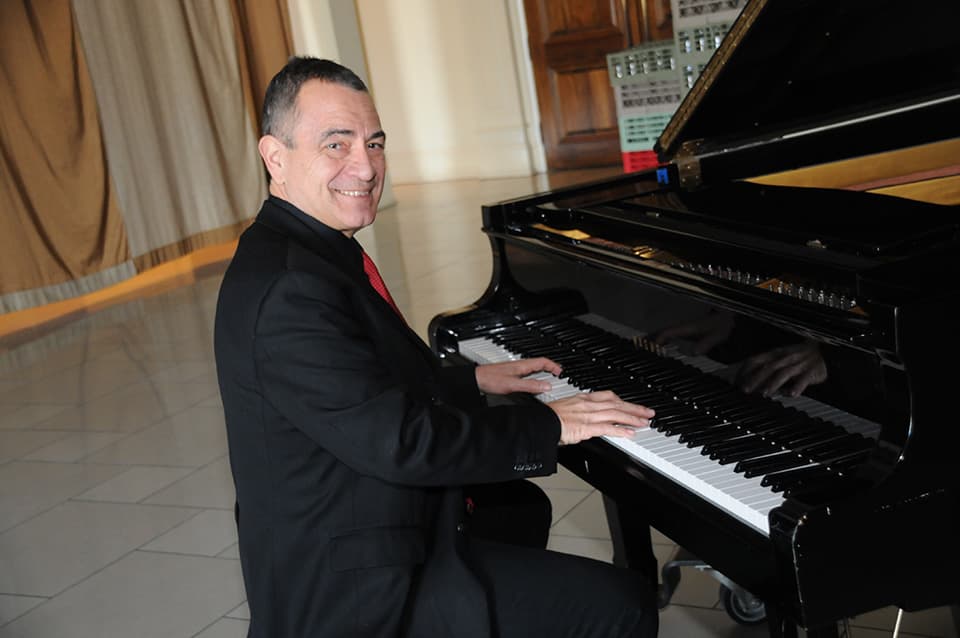 Frank Baggetta entertaining guests with live Italian music